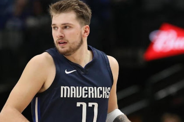 赞助规模披 赞助规模披